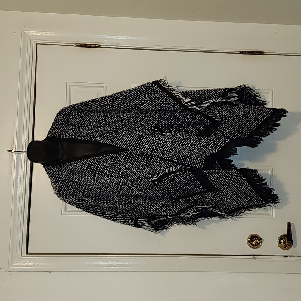 Sweater shall/ cape